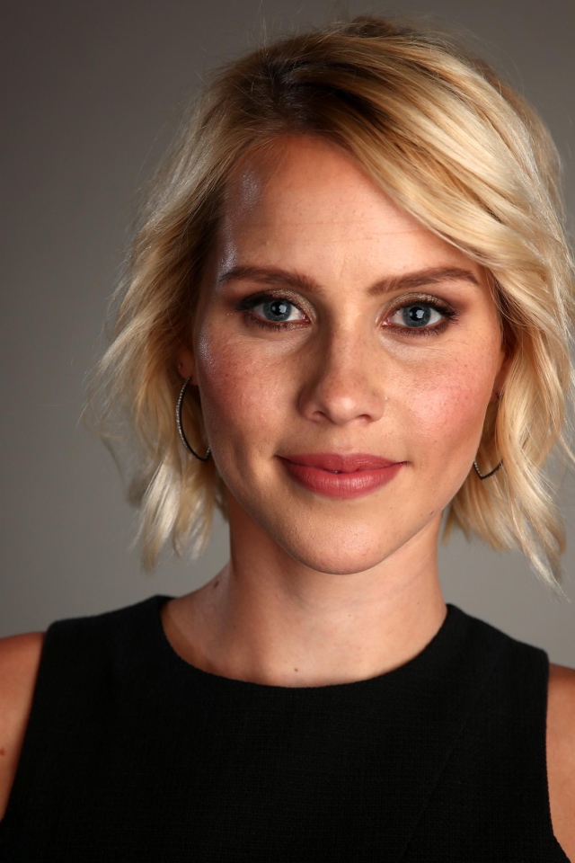 Австралийская актриса Клэр Холт на сером фоне