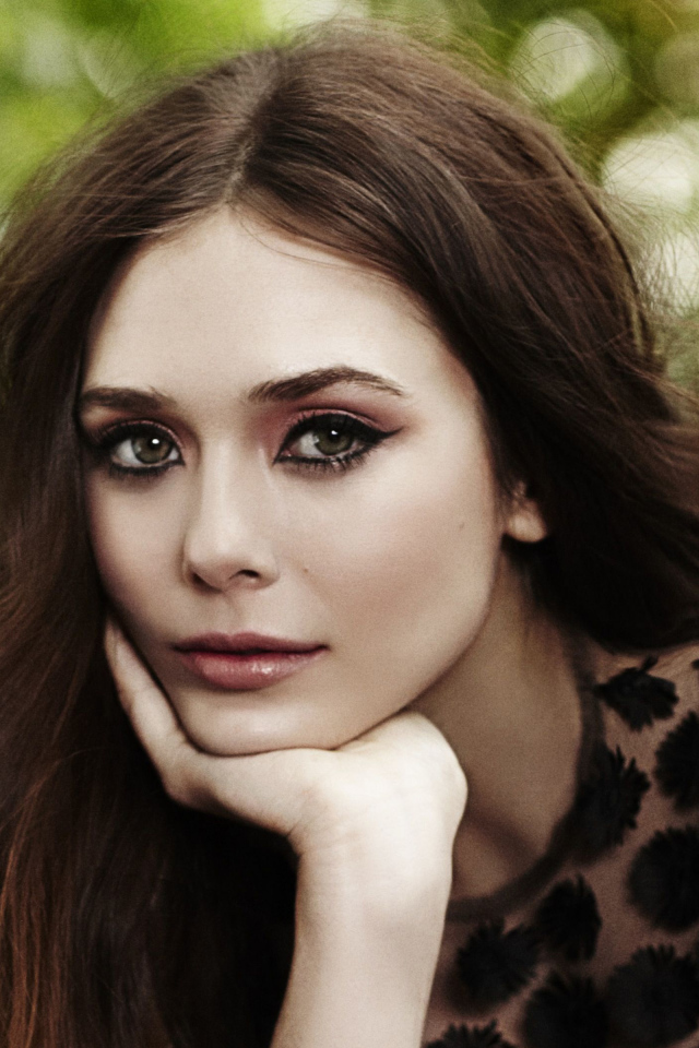 Красивая Элизабет Олсен в черном платье