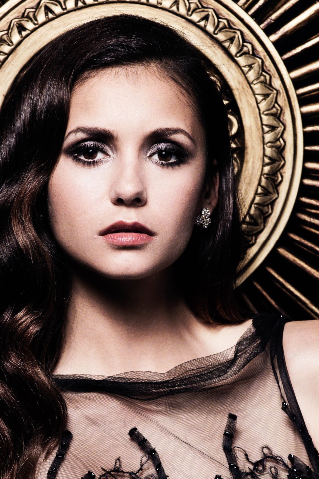 Красивая Нина Добрев с длинными волосами