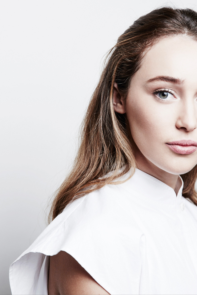 Красивая актриса Алисия Дебнем-Кэри в белом