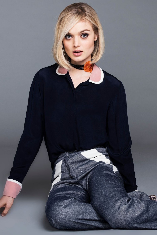 Красивая актриса Белла Хиткот на сером фоне