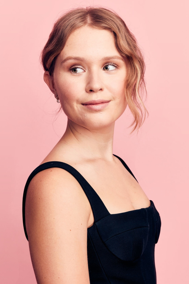 Красивая актриса Элайза Сканлен фото на розовом фоне