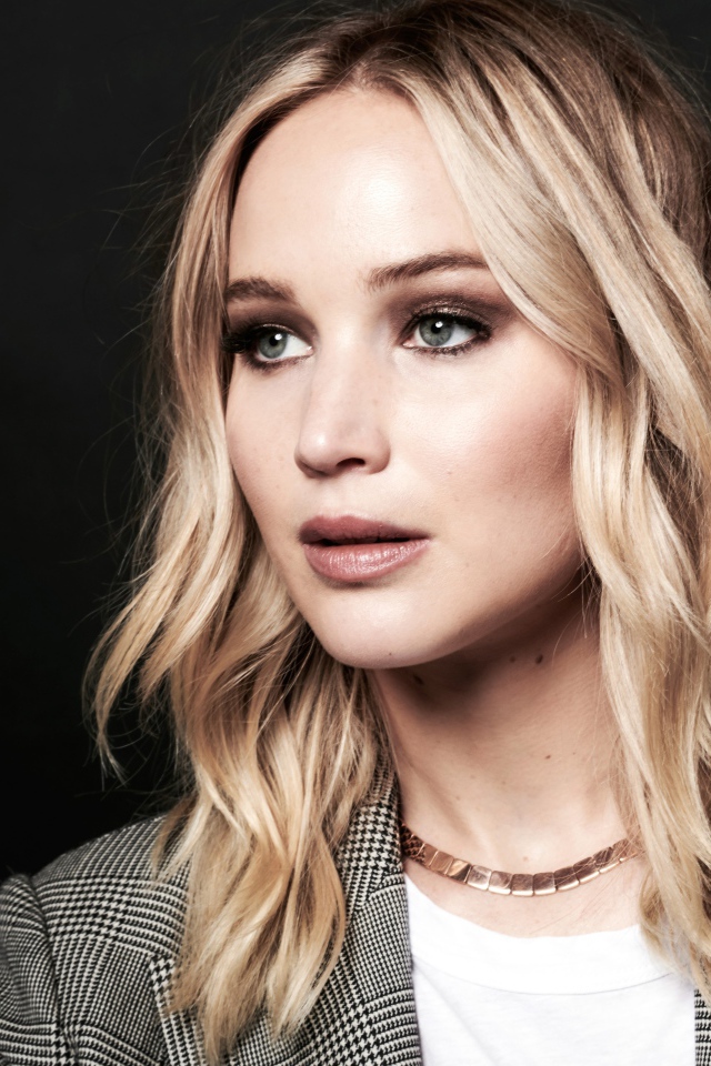 Красивая актриса Дженнифер Лоуренс на сером фоне