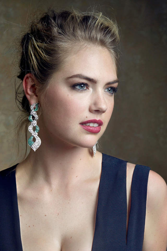 Красивая актриса Кейт Аптон с большими серьгами