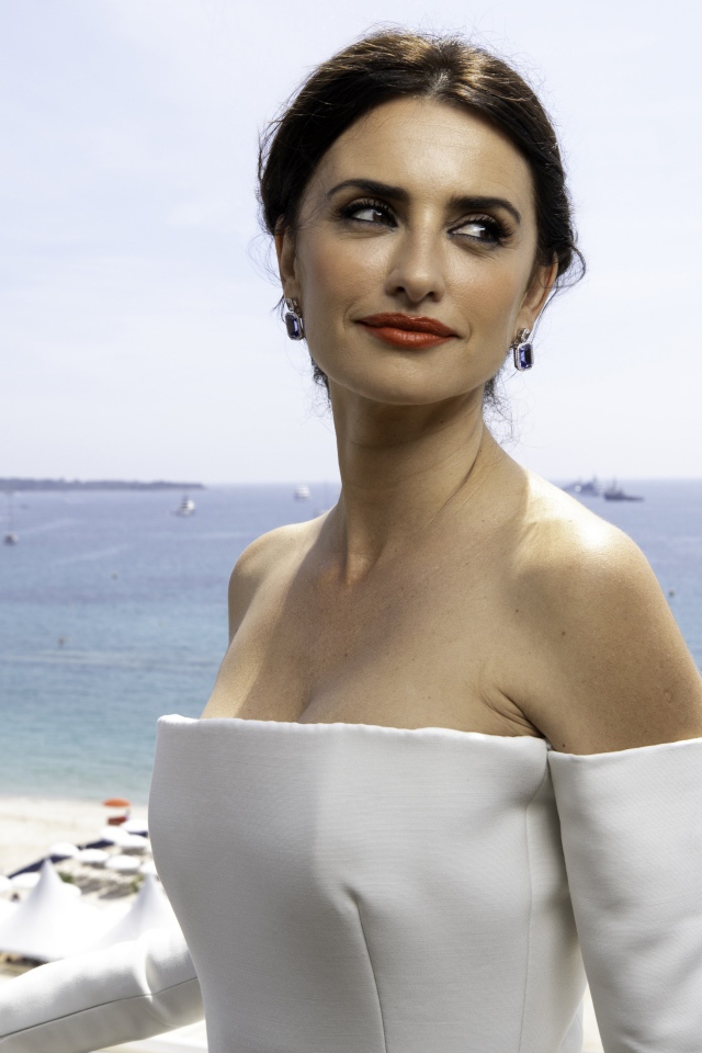 Красивая актриса Пенелопа Крус в белом платье