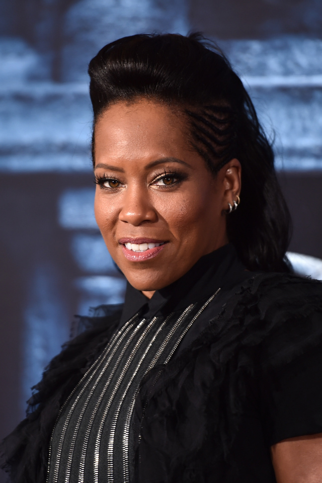 Красивая актриса Реджина Кинг в черном наряде