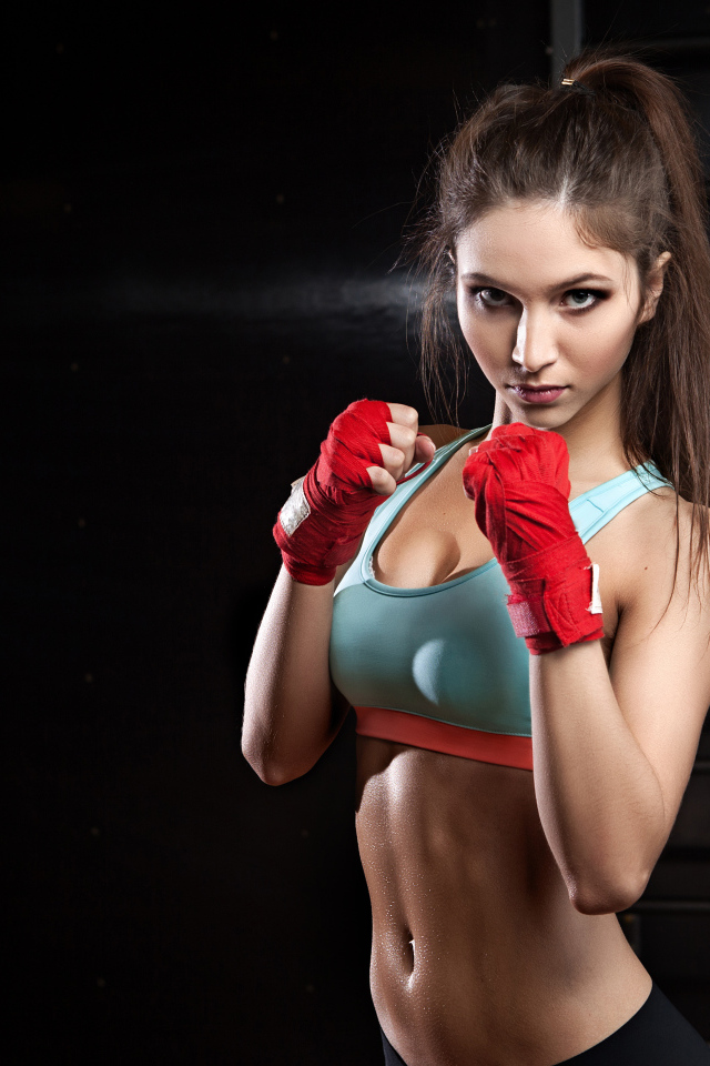 Красивая спортивная девушка на тренировке