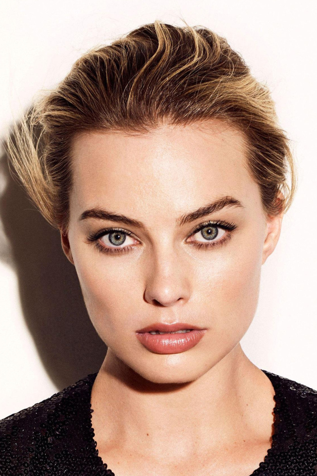 Красивая блондинка, актриса Марго Робби на белом фоне