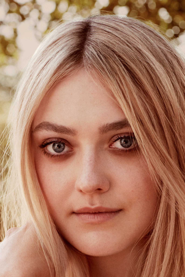 Красивая блондинка, популярная актриса Дакота Фэннинг