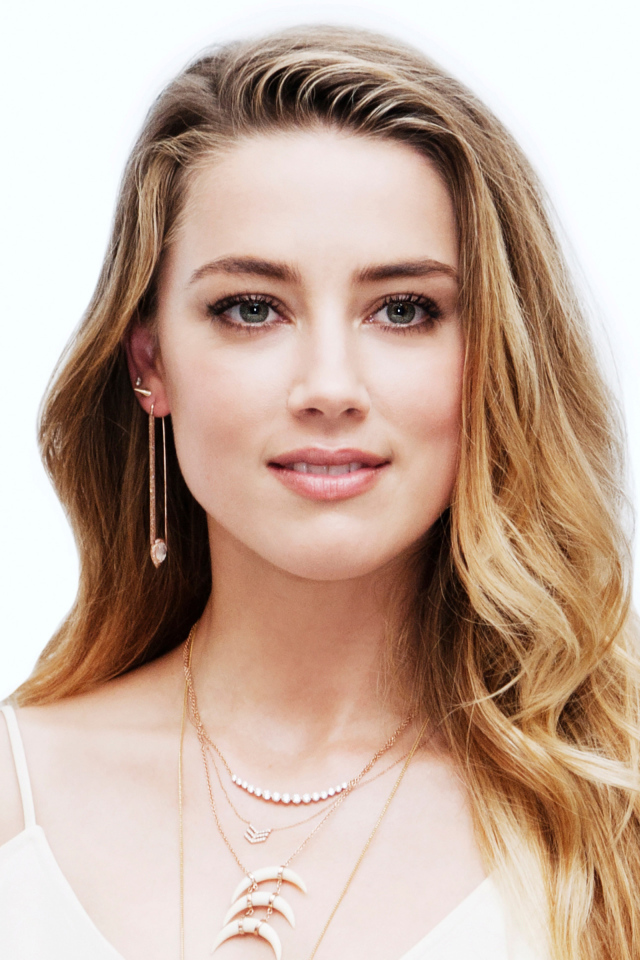 Красивая блондинка актриса Эмбер Хёрд фото на белом фоне