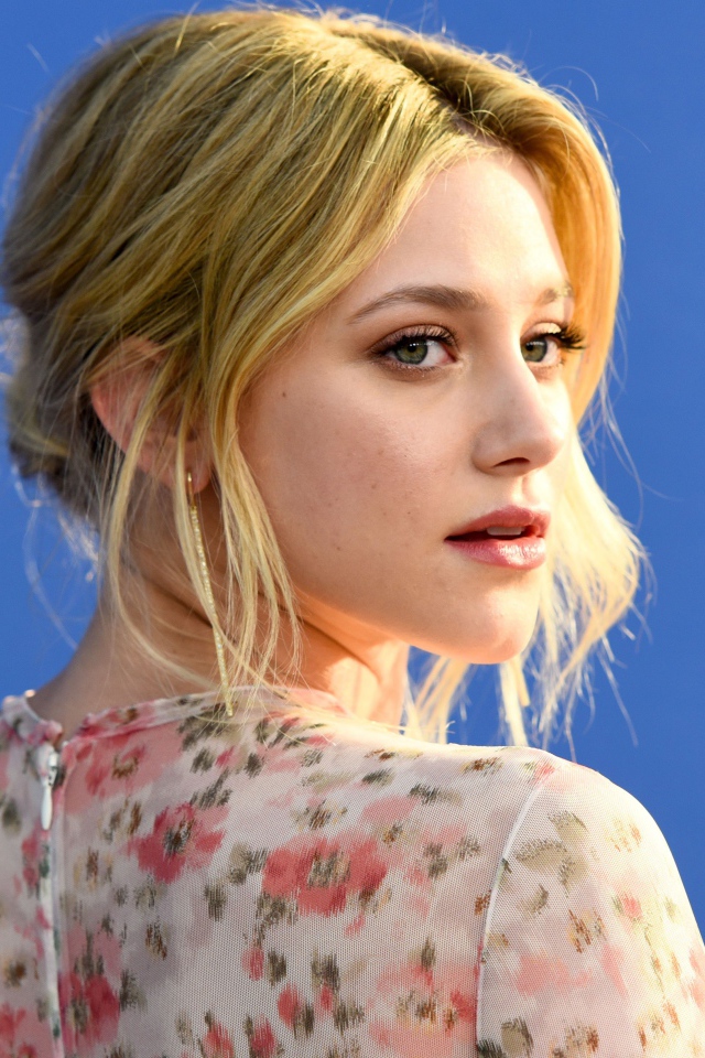 Красивая блондинка актриса Лили Рейнхарт