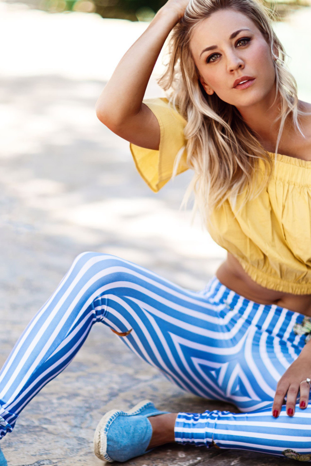 Красивая блондинка в полосатых брюках, актриса Кейли Куоко