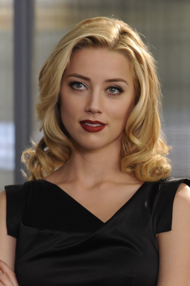 Красивая блондинка с красными губами, актриса Эмбер Хёрд