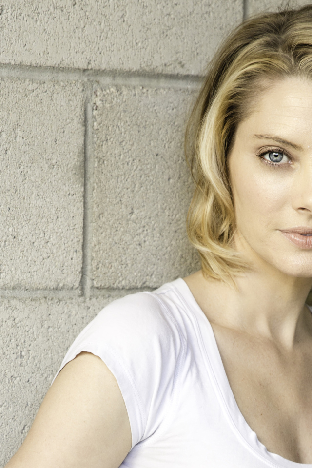 Красивая голубоглазая блондинка, актриса Эйприл Боулби