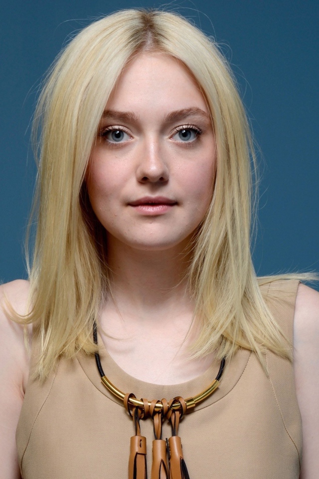 Красивая голубоглазая блондинка,  актриса Дакота Фэннинг