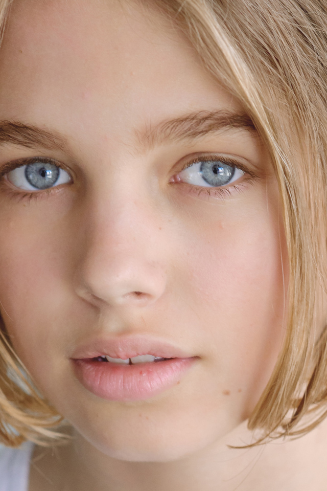 Красивая голубоглазая девушка, австралийская актриса Тиган Крофт