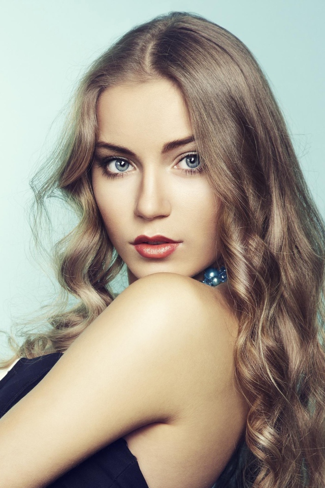 Красивая голубоглазая девушка, актриса Арина Постникова