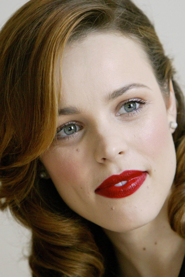 Красивая яркая актриса Рэйчел Макадамс на сером фоне