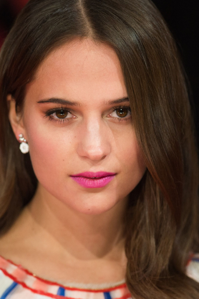 Красивая кареглазая девушка, актриса Алисия Викандер