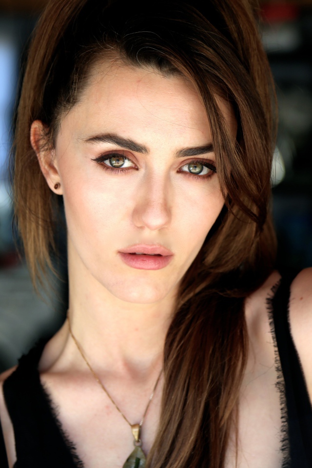 Красивая брюнетка актриса Мэйделин Зима