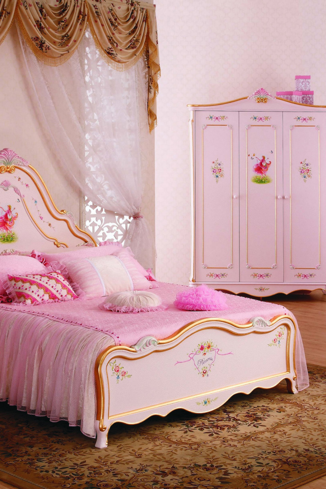 Красивая детская спальня для девочки в розовом платье