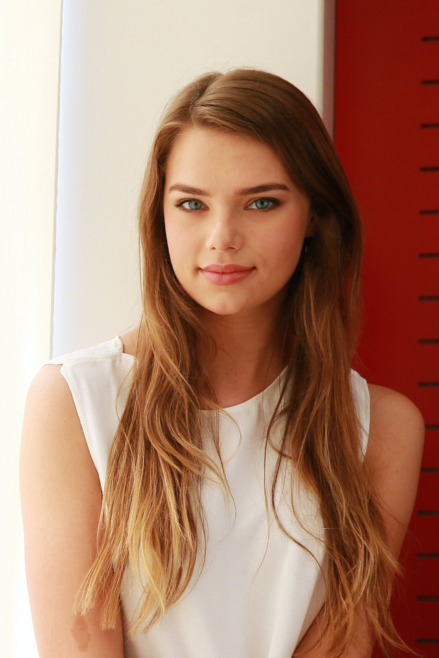 Красивая нежная актриса Индиана Эванс