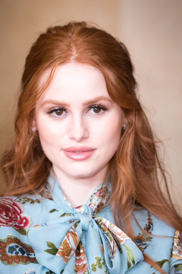 Красивая нежная рыжеволосая актриса Мэделин Петш