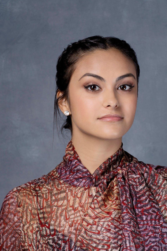 Красивая девушка, актриса Камила Мендес на сером фоне