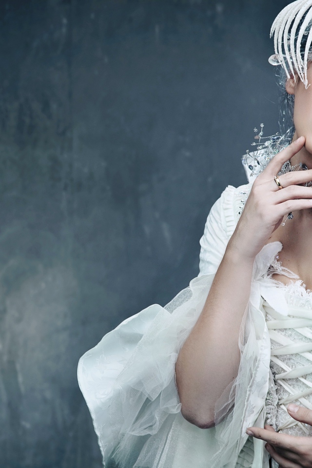 Красивая девушка невеста в старинном платье 