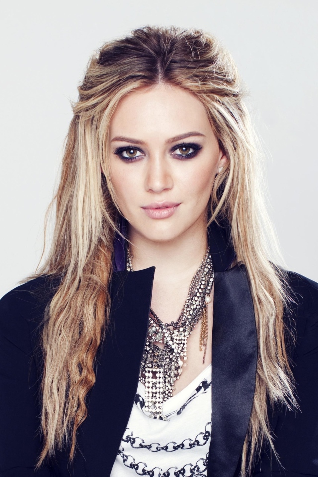 Красивая длинноволосая актриса Хилари Дафф