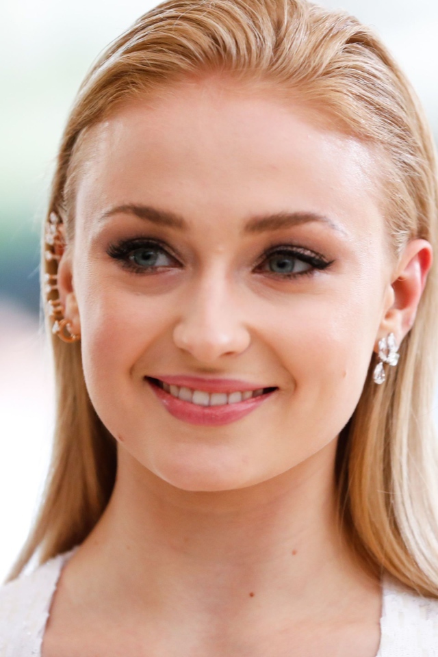 Красивая рыжеволосая актриса Софи Тёрнер с очаровательной улыбкой