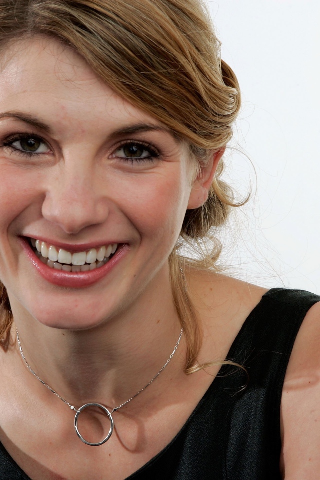 Красивая улыбающаяся актриса Джоди Уиттакер