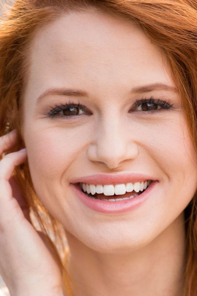 Красивая улыбающаяся актриса Мэделин Петш