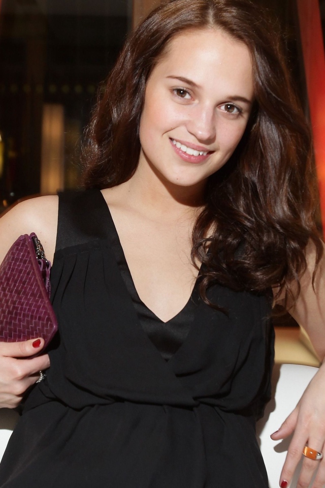 Красивая улыбающаяся девушка, актриса Алисия Викандер