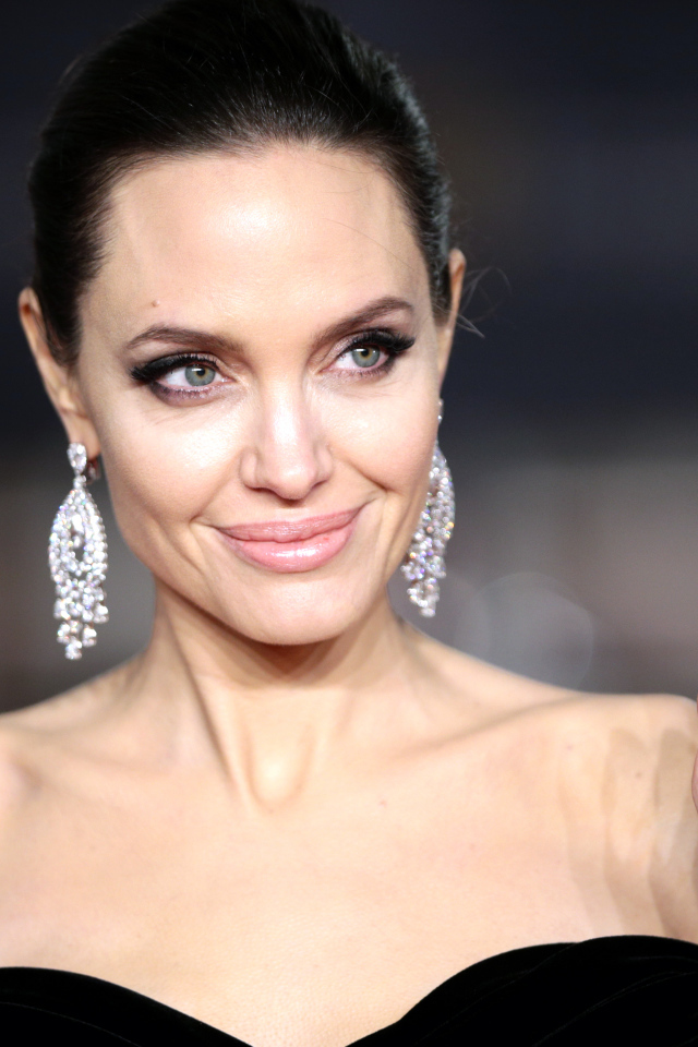 Красивая стильная актриса Анджелина Джоли в черном платье