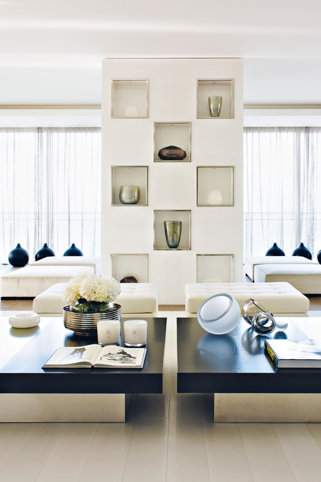 Красивая широкая гостиная с диванами