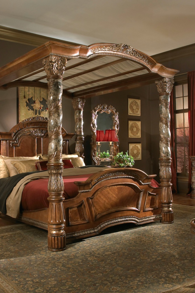 Спальня в старинном стиле с большой деревянной кроватью 