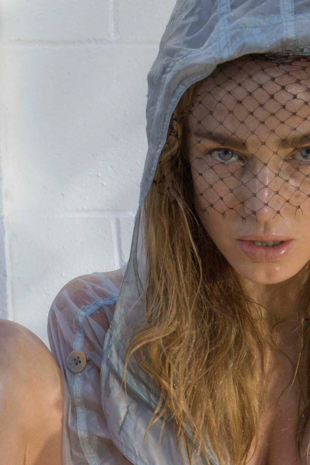 Девушка блондинка, актриса Кейти Лотц