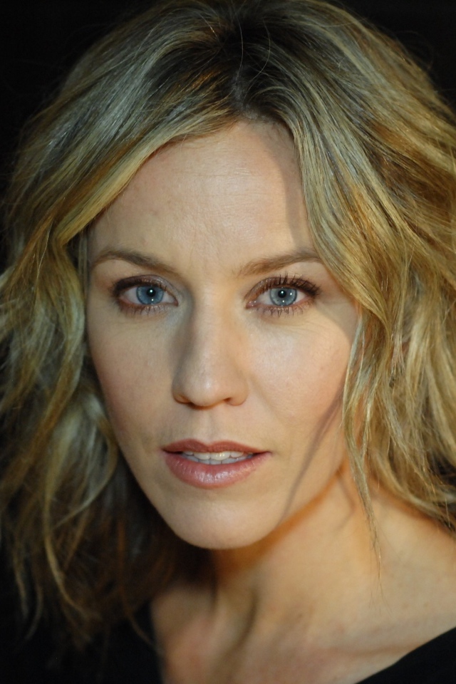 Голубоглазая блондинка, австралийская актриса Симона Макаллай