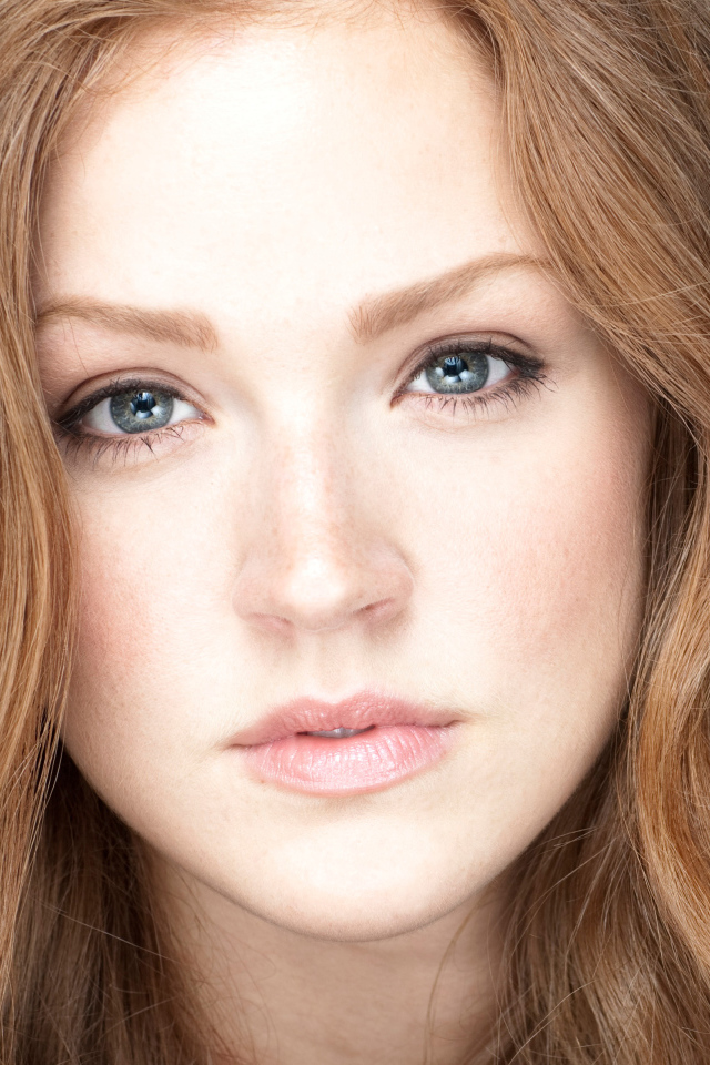 Голубоглазая длинноволосая девушка актриса Магги Джха