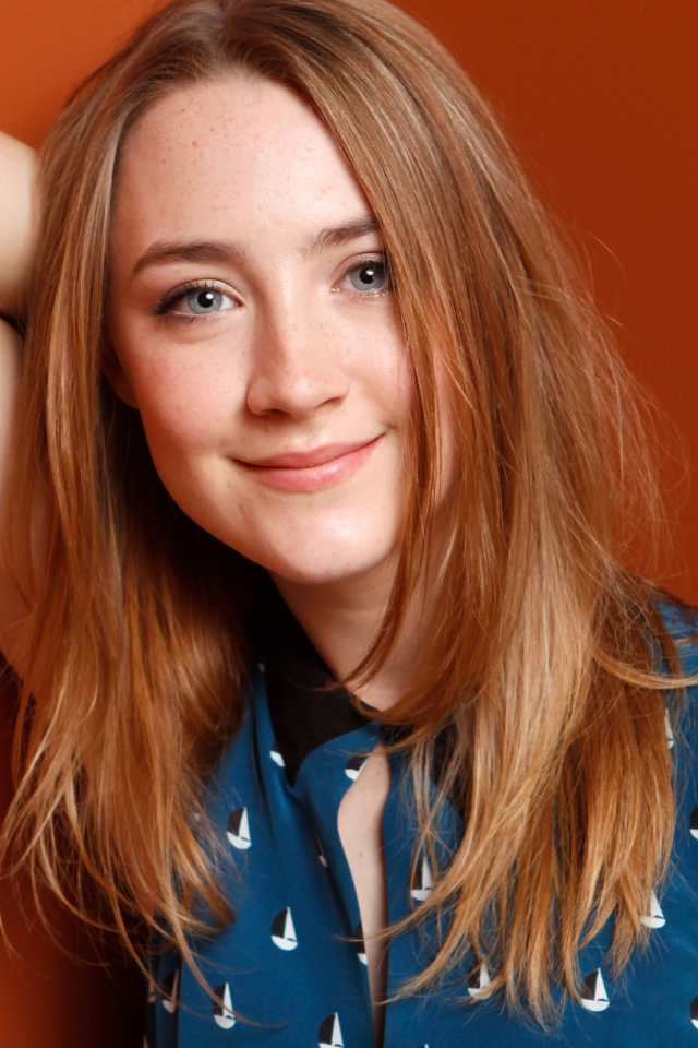 Голубоглазая популярная молодая актриса Сирша Ронан