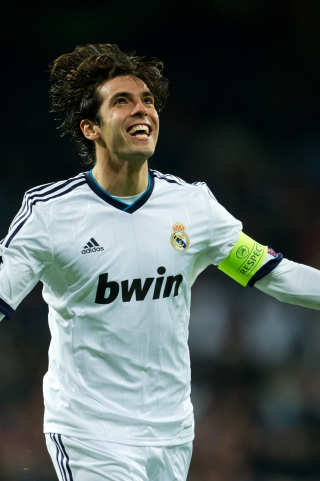 Бразильский футболист Кака радуется на поле