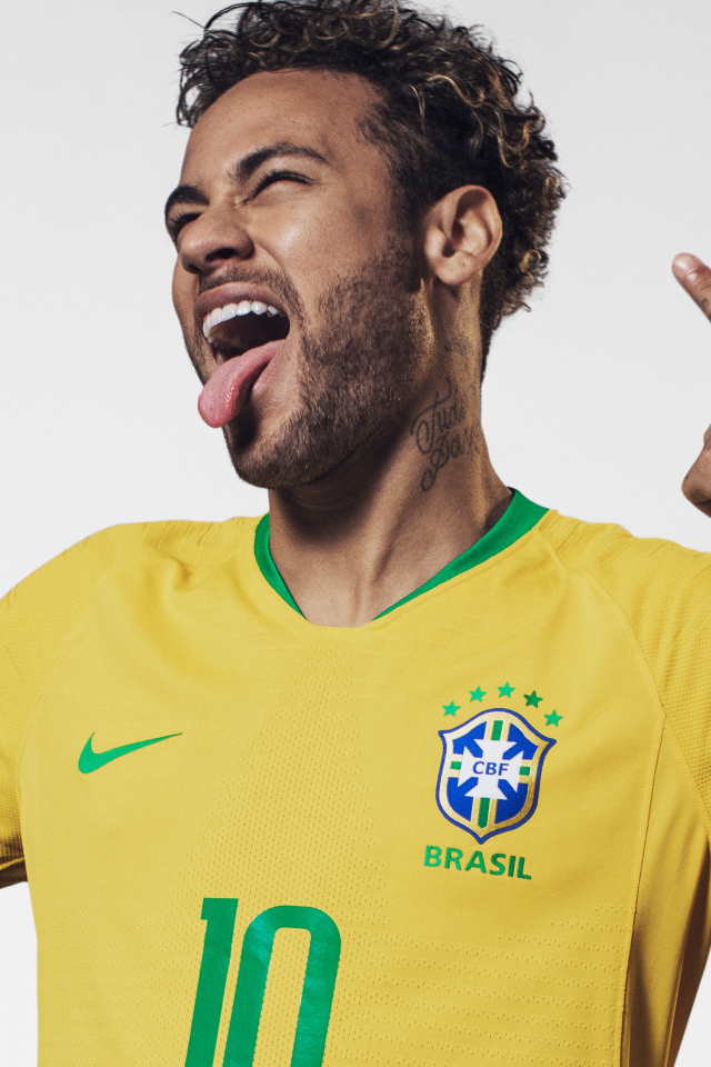 Бразильский футболист Неймар с высунутым языком