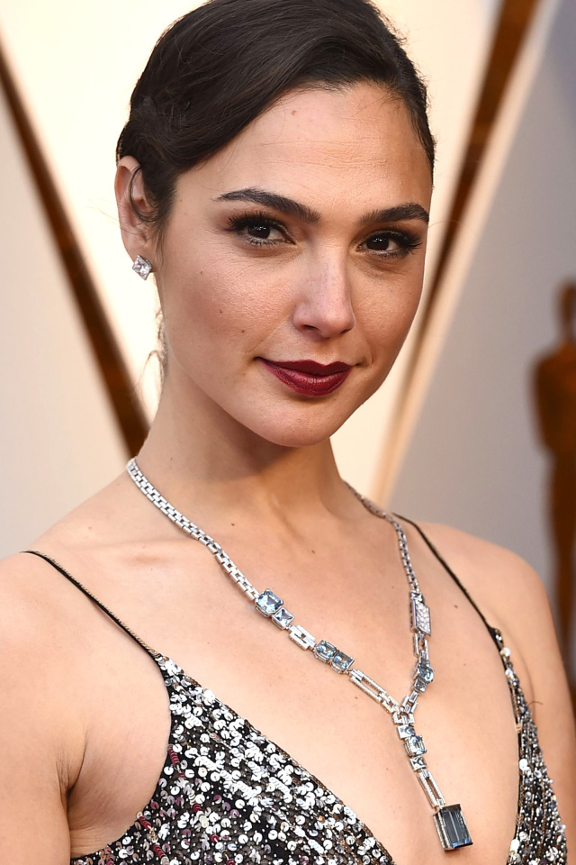 Яркая актриса Галь Гадот с ярким макияжем 