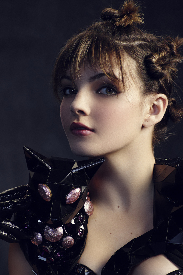 Яркая актриса Камрен Бикондова в черном наряде