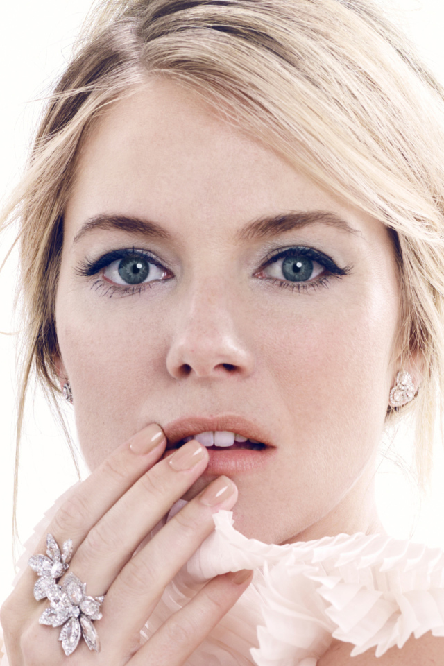 Британо - американская актриса Сиенна Миллер на белом фоне