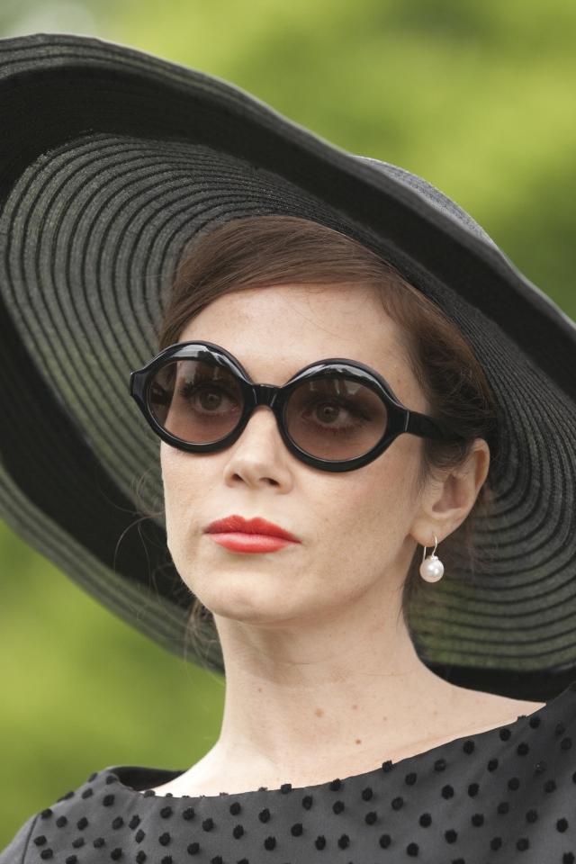 Британская актриса Анна Фрил в большой черном шляпе 