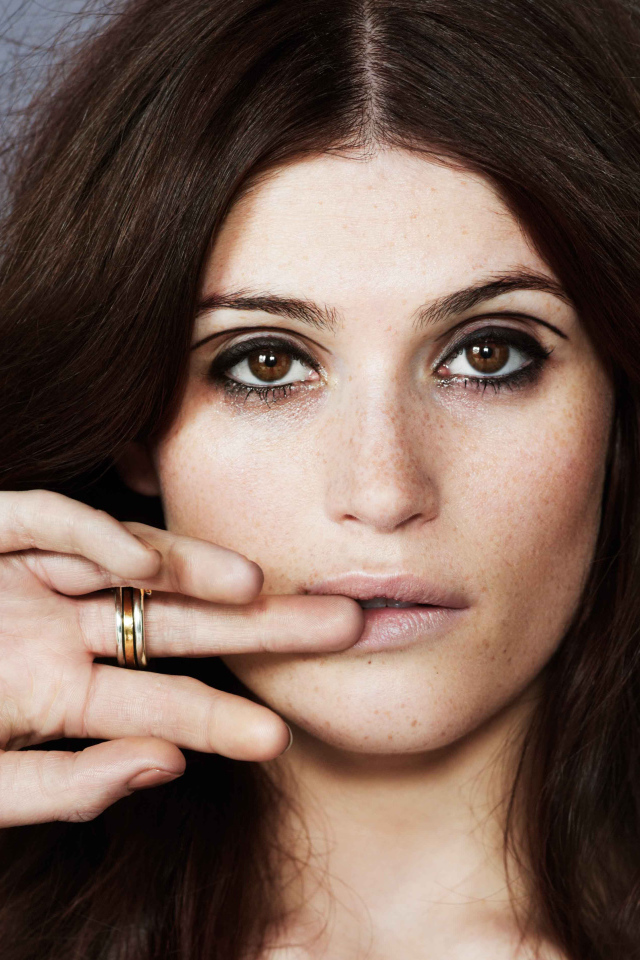 Британская актриса Джемма Артертон с рукой у лица