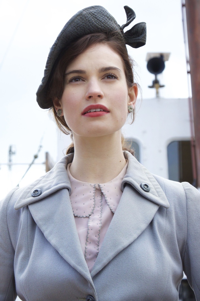 Британская актриса Лили Джеймс в роли