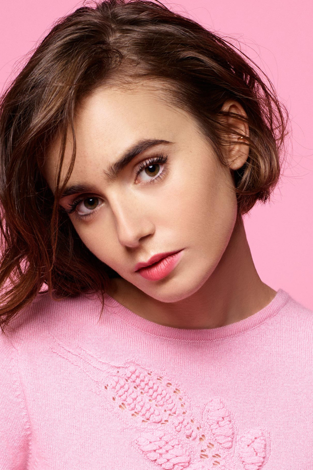 Кареглазая актриса Лили Коллинз на розовом фоне